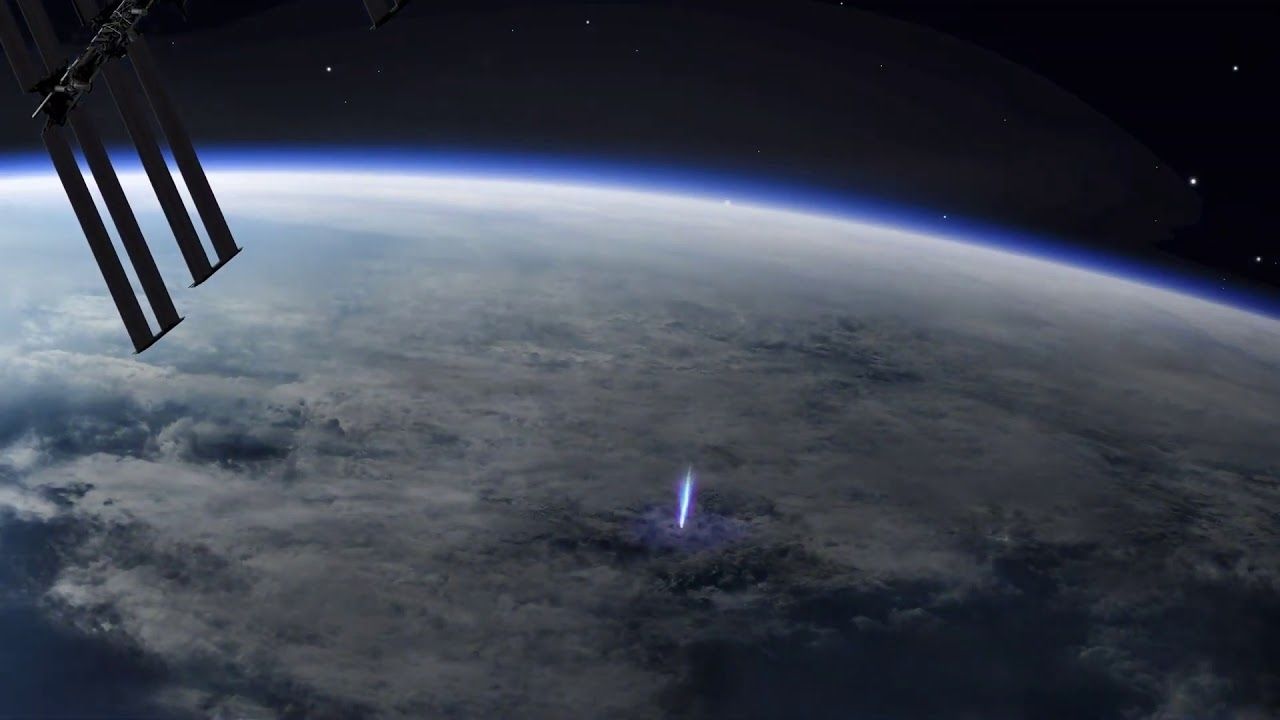 Cientistas avistam impressionante relâmpago com jato azul na Estação Espacial Internacional