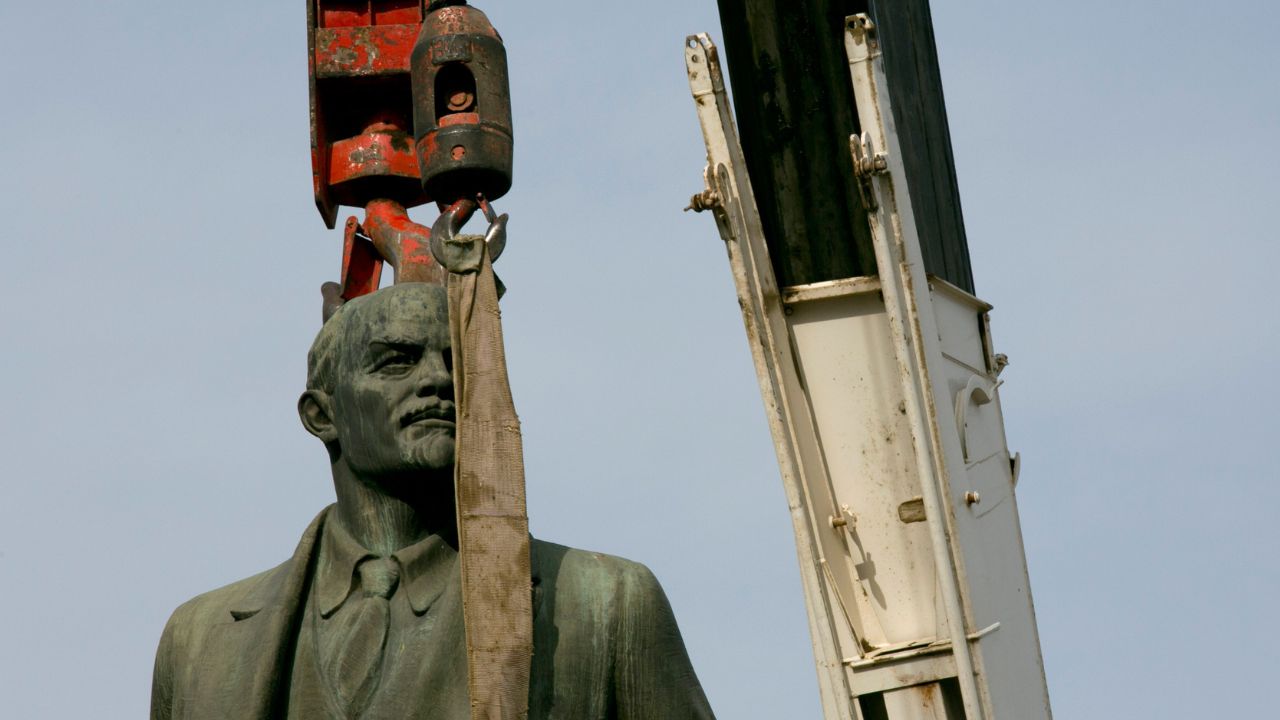 Última estátua de Lenin é derrubada na Finlândia