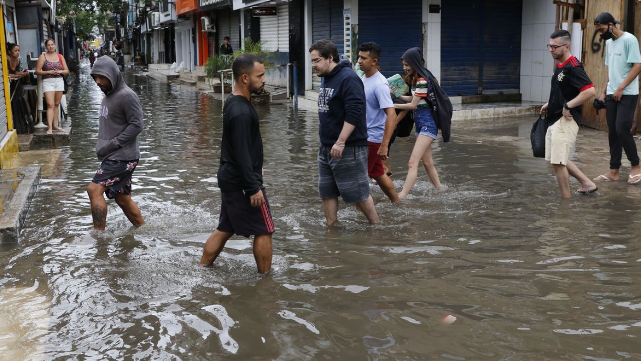 Sobe para 17 total de mortos por chuvas no Rio