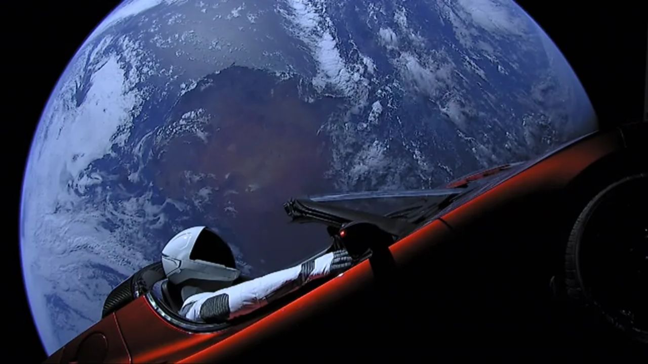 O que aconteceu com o carro que Elon Musk enviou para o espaço?