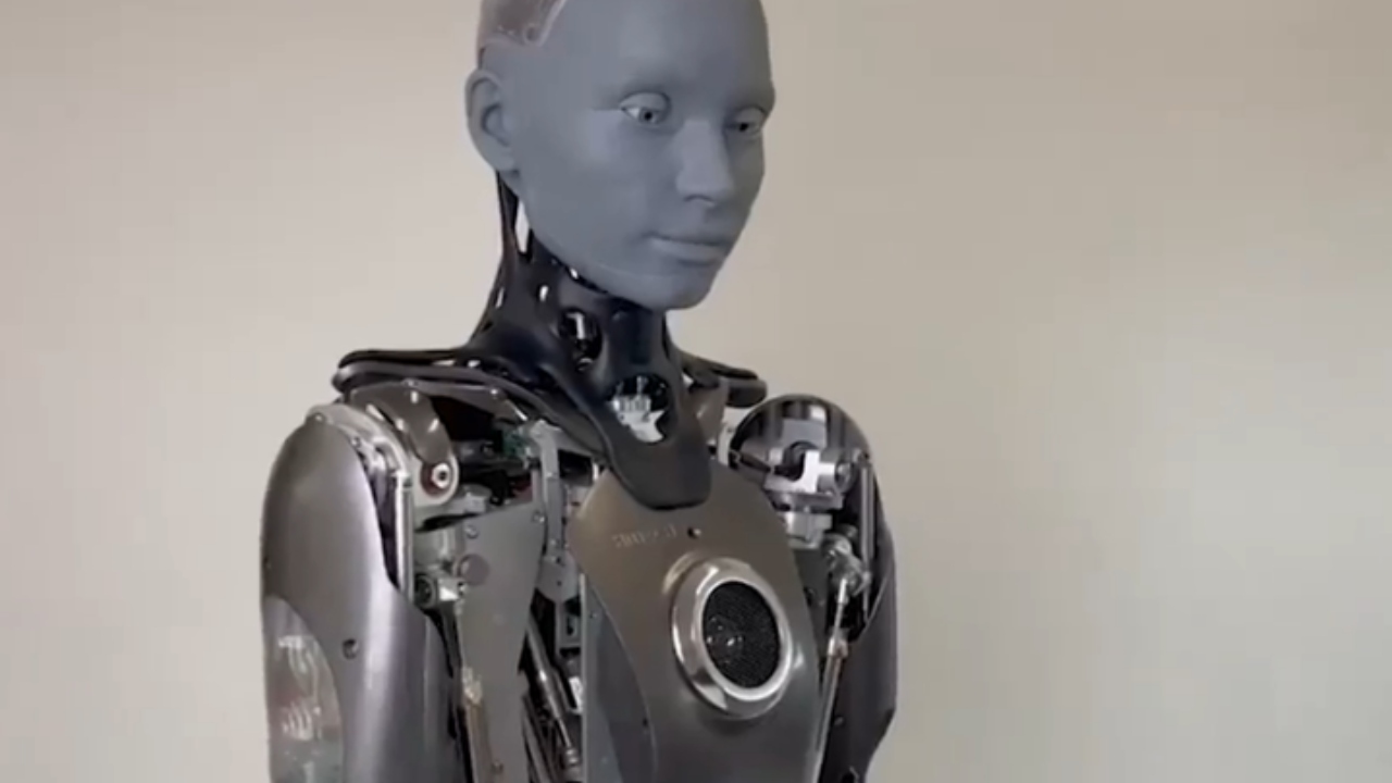 Novo robô similar a humano desenha gato e se irrita ao ser criticado