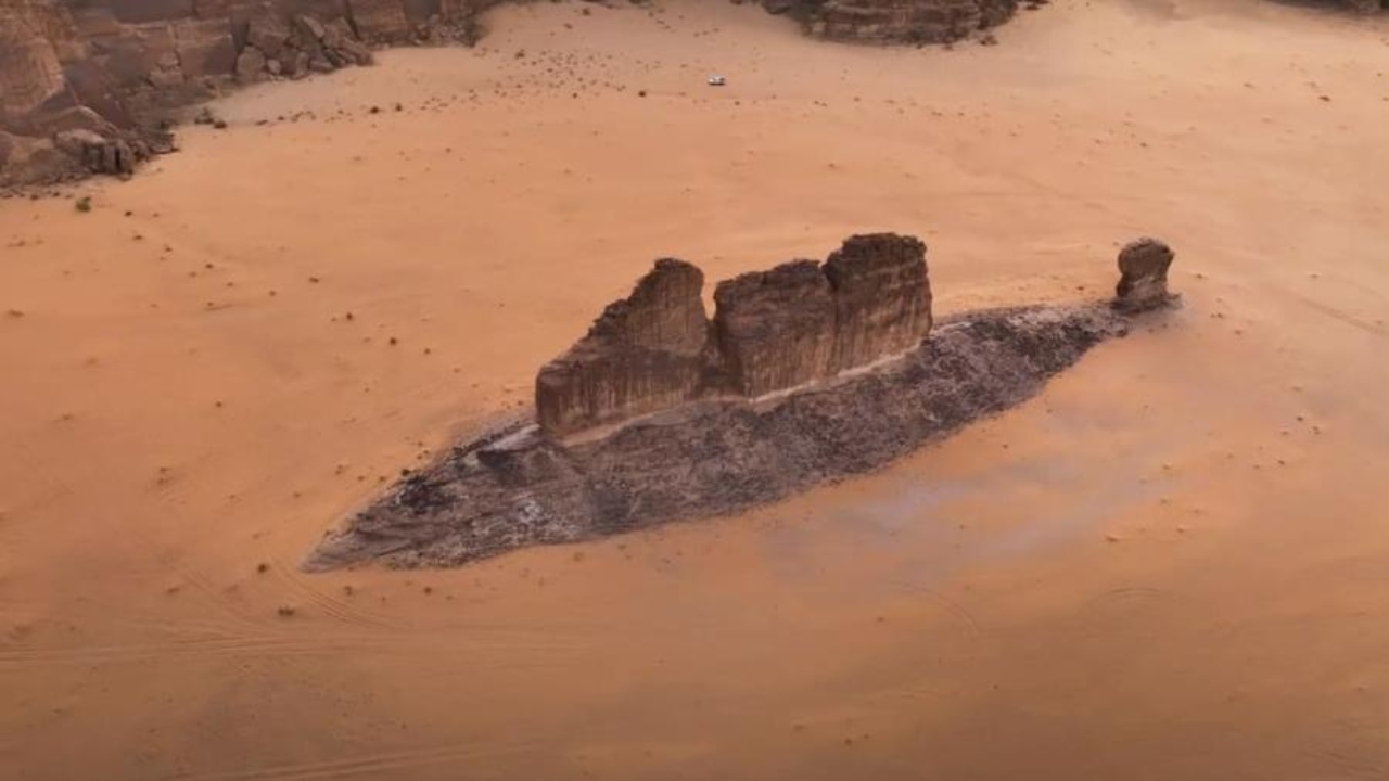 Rocha gigante em formato de peixe é registrada por fotógrafo em deserto na Arábia Saudita