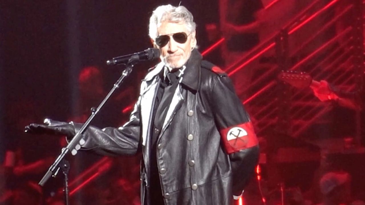 Roger Waters se defende após críticas por suposto traje nazista em show