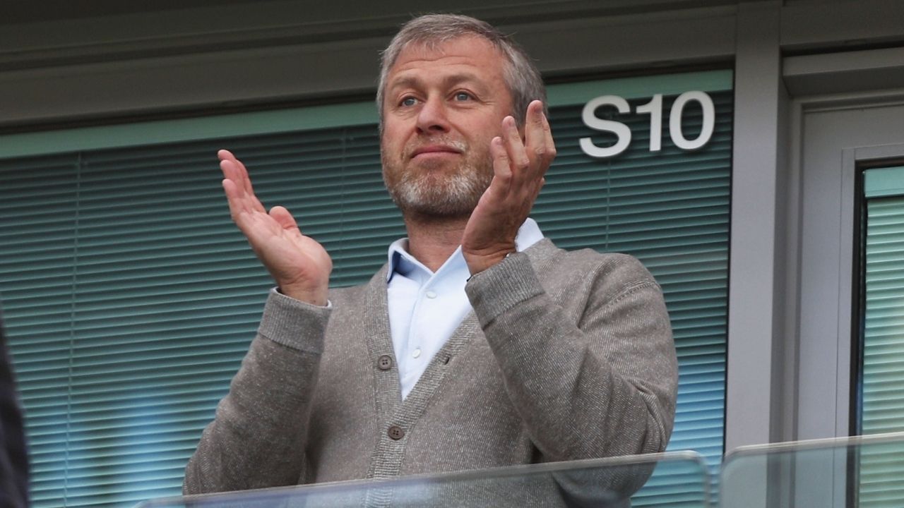 Dono do Chelsea FC entrega mensagem de presidente ucraniano a Putin