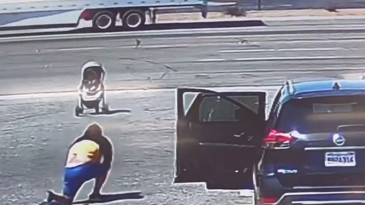Após deixar entrevista de emprego, homem consegue vaga ao salvar carrinho de bebê