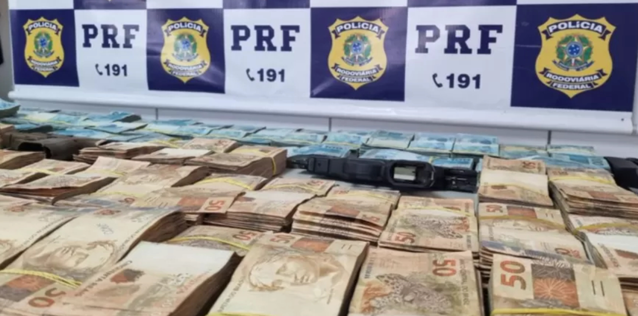 Homem é preso com mais de R$700 mil após PRF perceber detalhe estranho em carro
