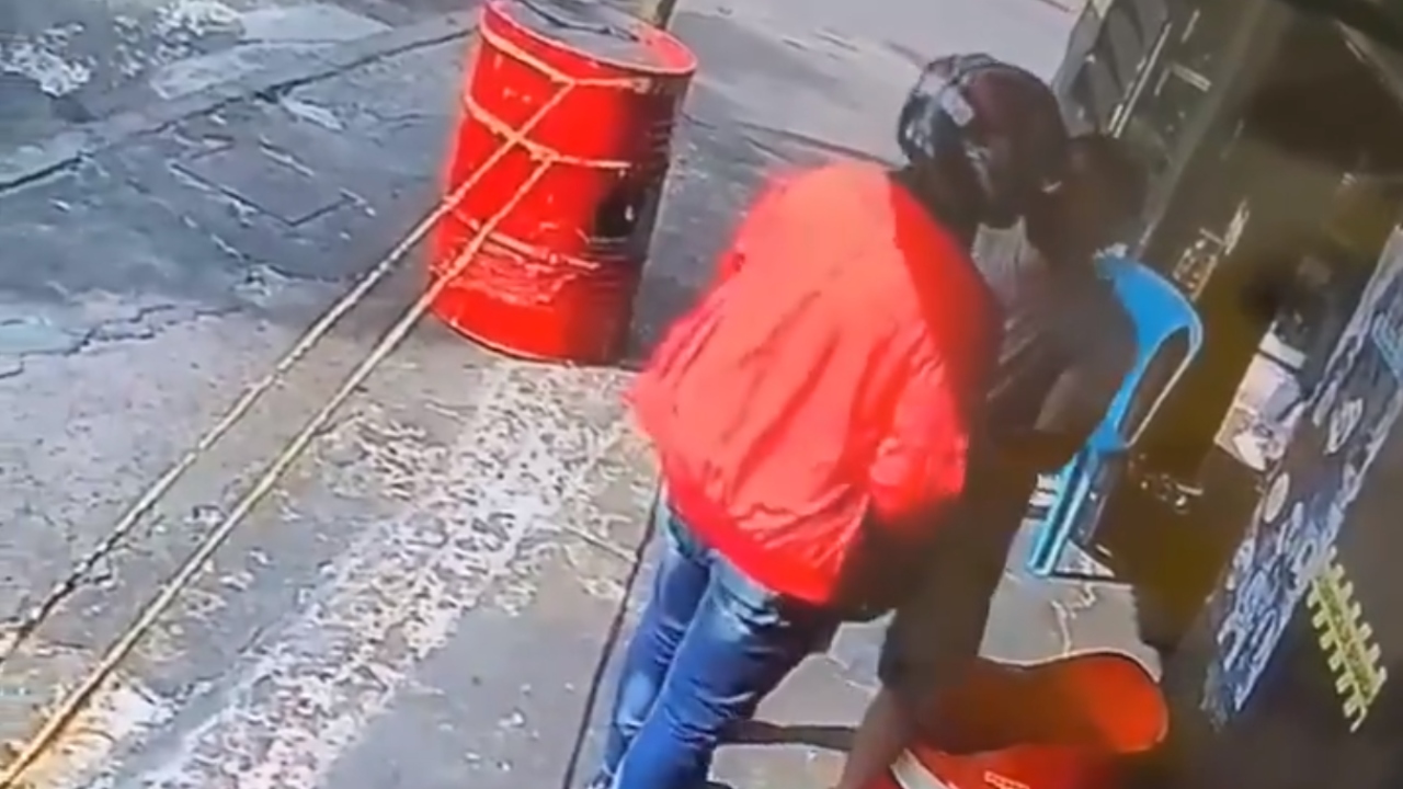 Ladrão reconhece vítima de assalto e lhe dá um abraço; assista ao vídeo