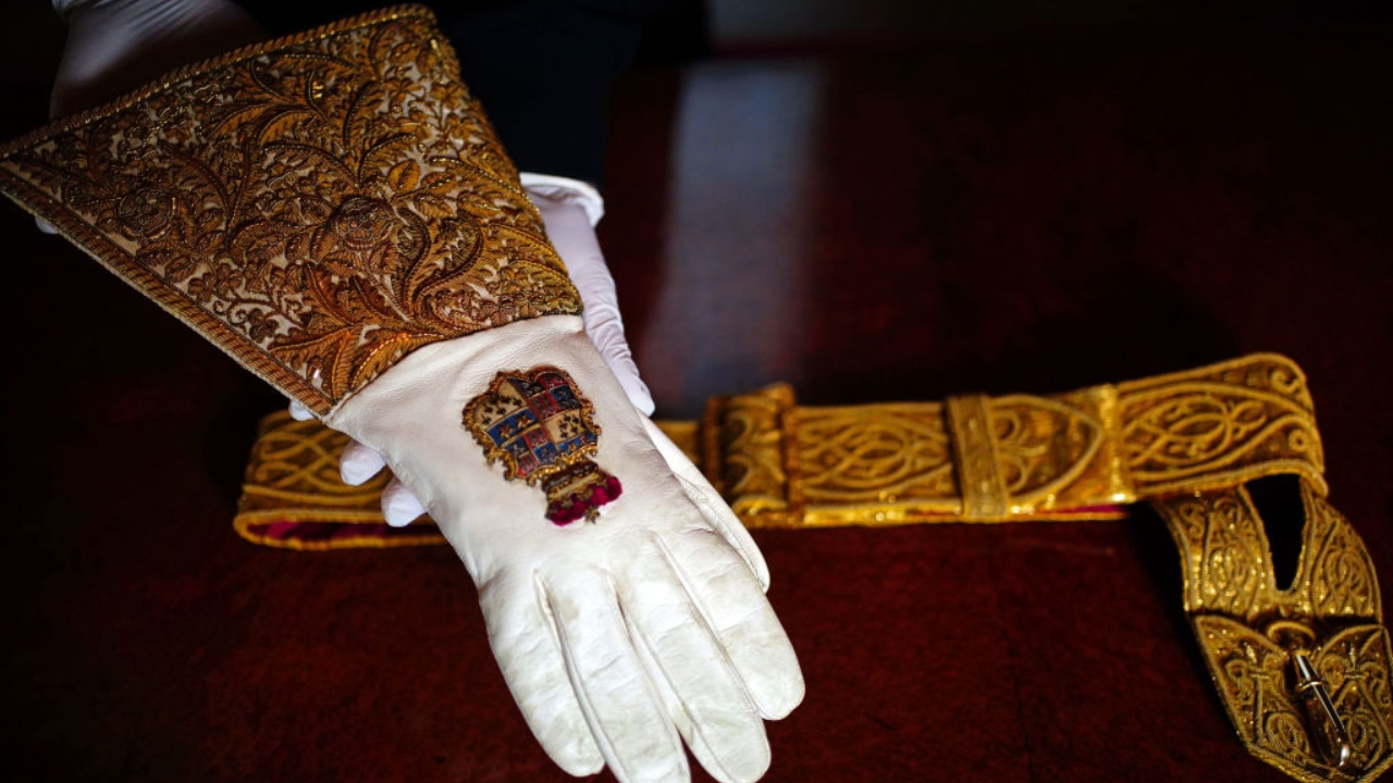 Figurino do rei Charles III para coroação é revelado pelo Palácio de Buckingham