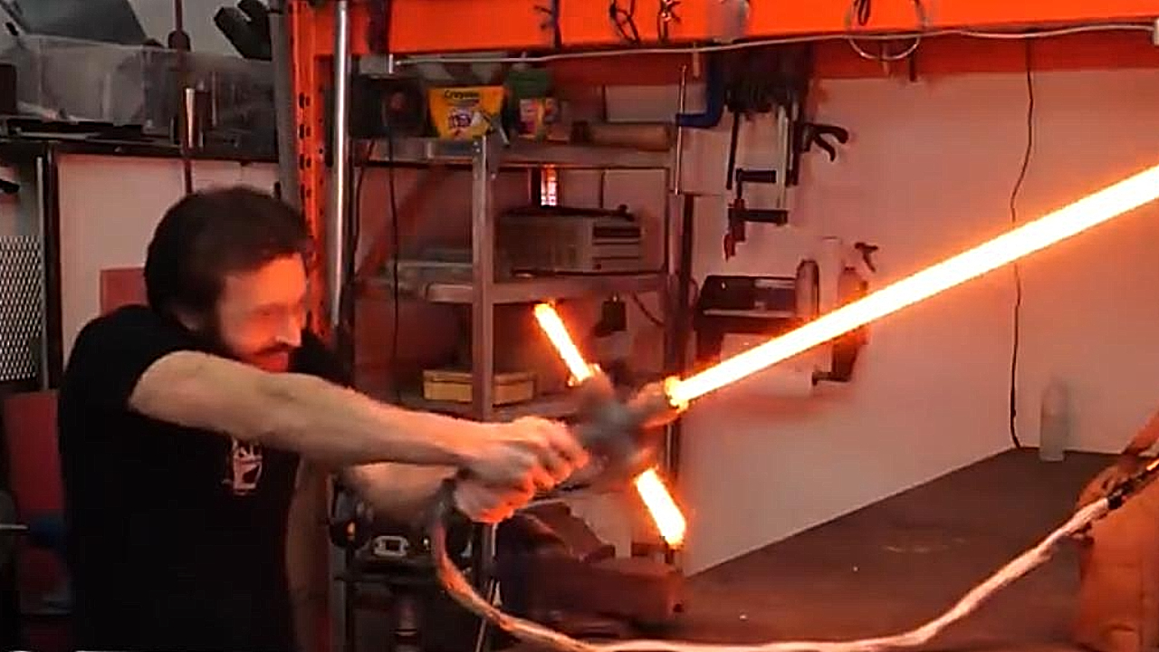 Engenheiros criam sabre de luz semelhante ao de Star Wars