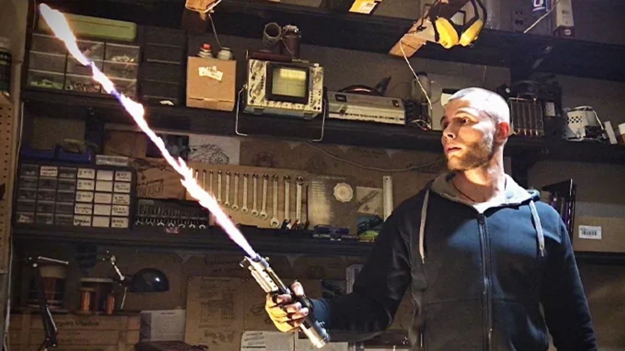 Russo desenvolve o 1º sabre de luz retrátil do mundo