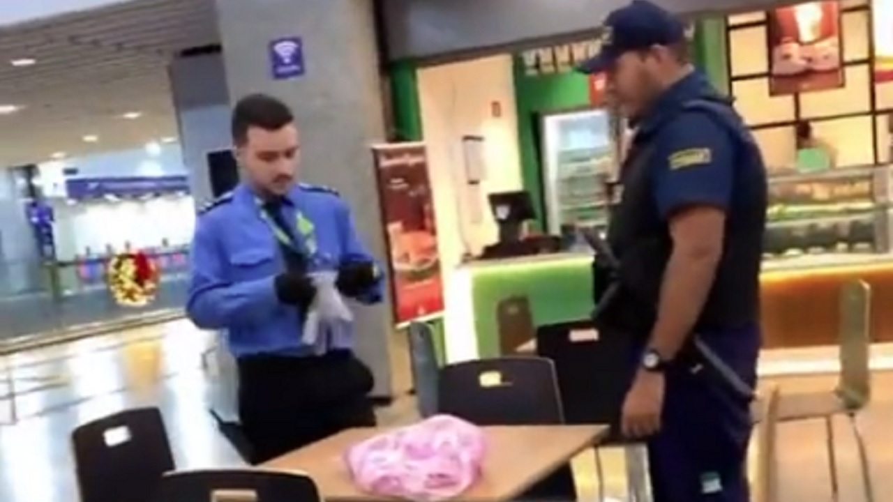 Sacola esquecida em aeroporto gera alerta de bomba, mas conteúdo surpreende
