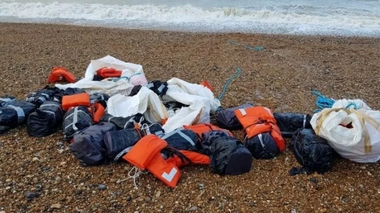 Banhistas encontram 960 quilos de cocaína em sacos abandonados na praia
