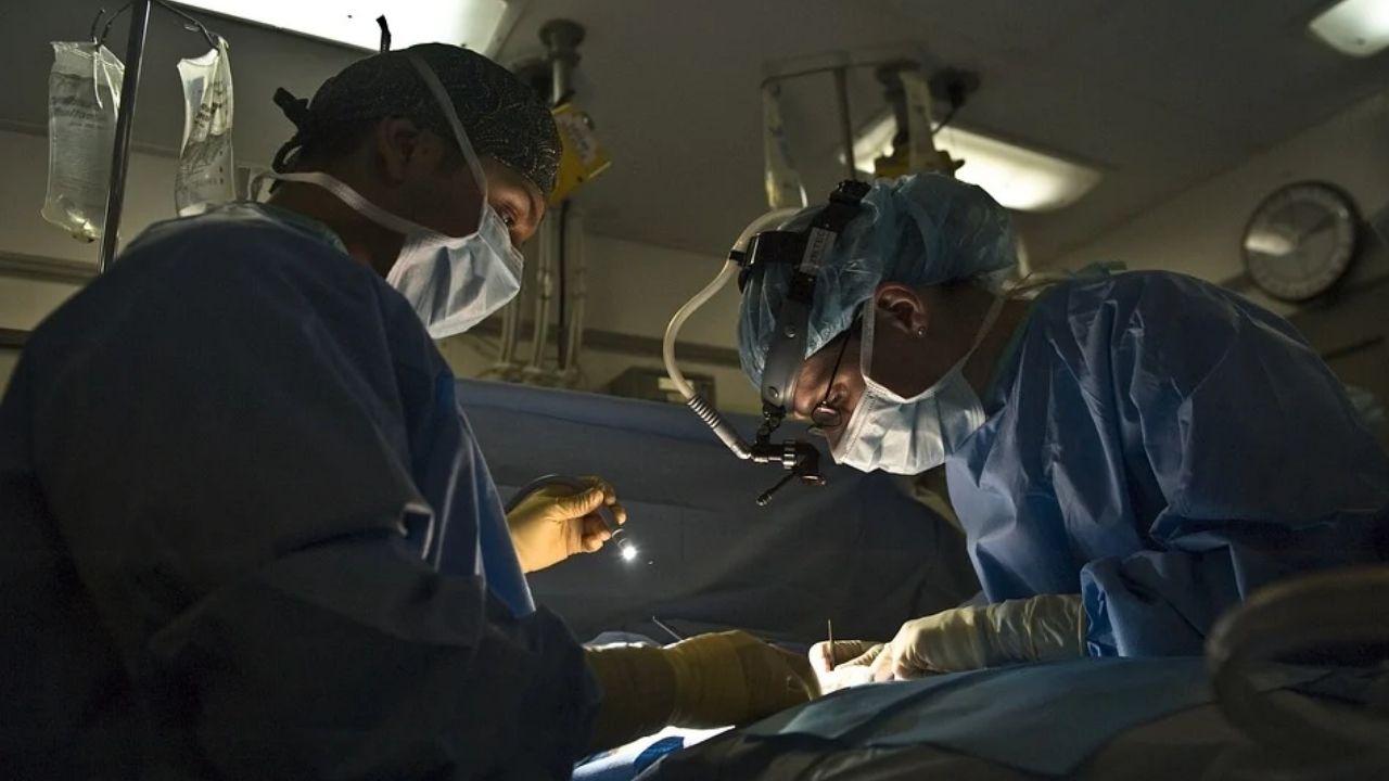Cirurgiã amputa perna errada de paciente e é multada