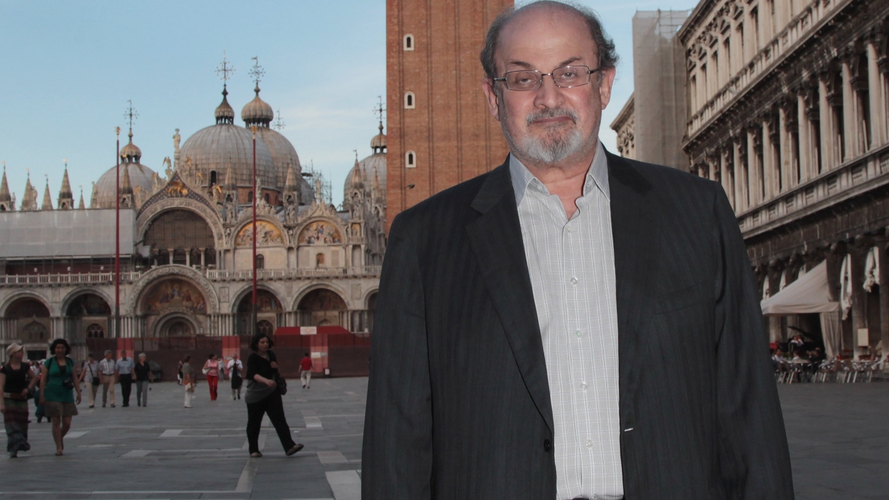 Irã nega participação em ataque a facadas a Salman Rushdie