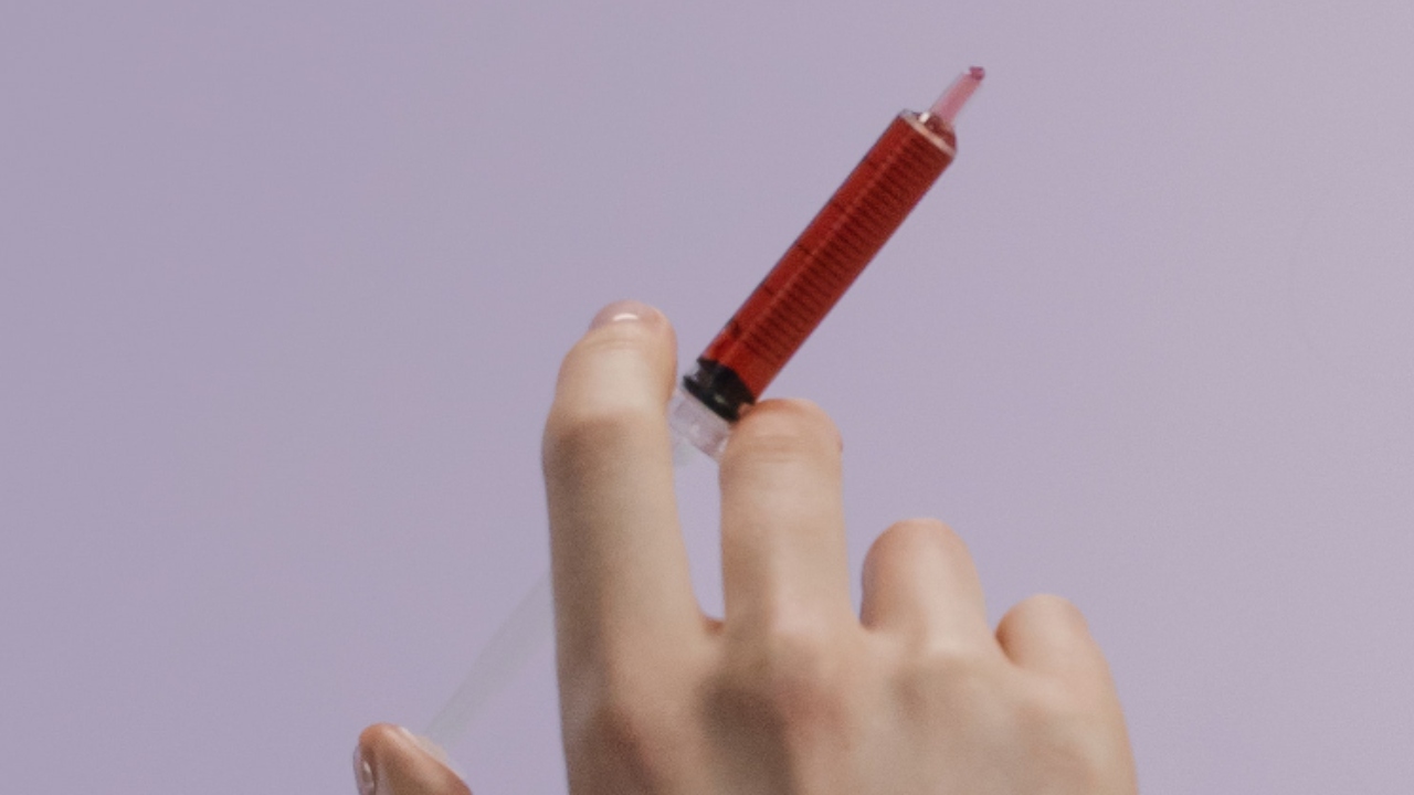 Jovem injeta sangue de namorado com HIV em seu corpo para “pacto de amor”