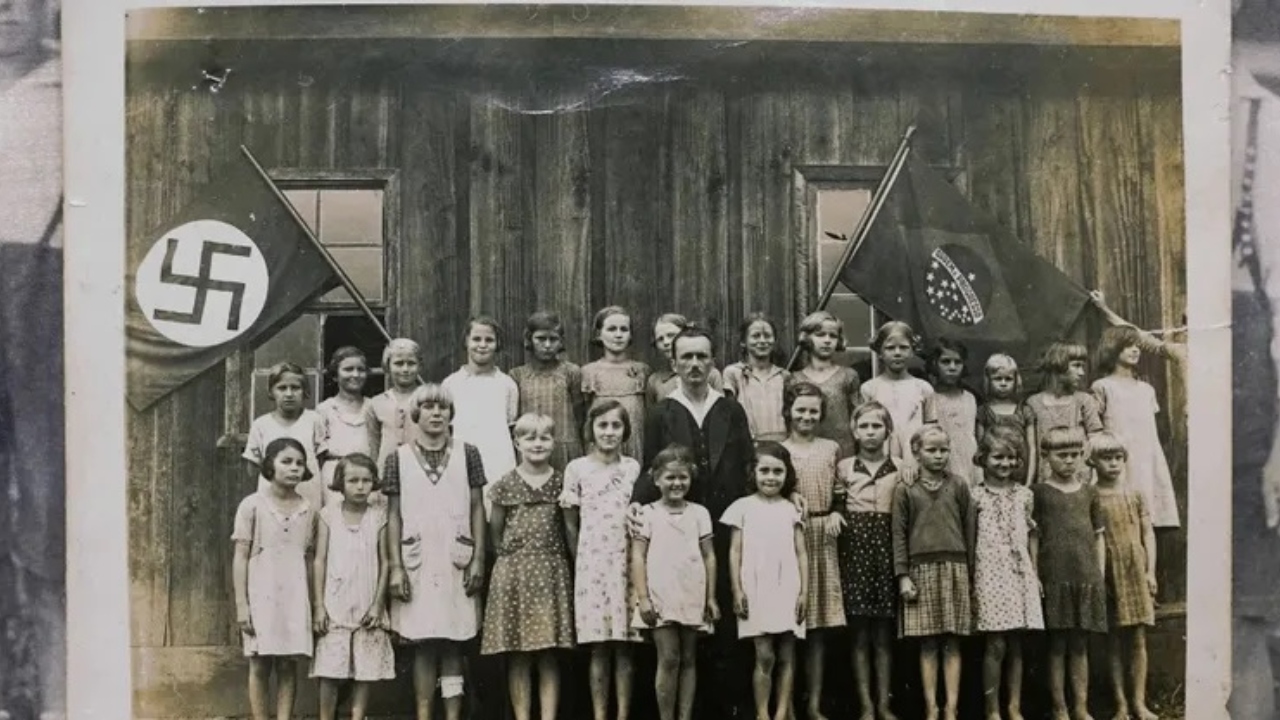 Secretaria de Educação em cidade de Santa Catarina exibe símbolos nazistas