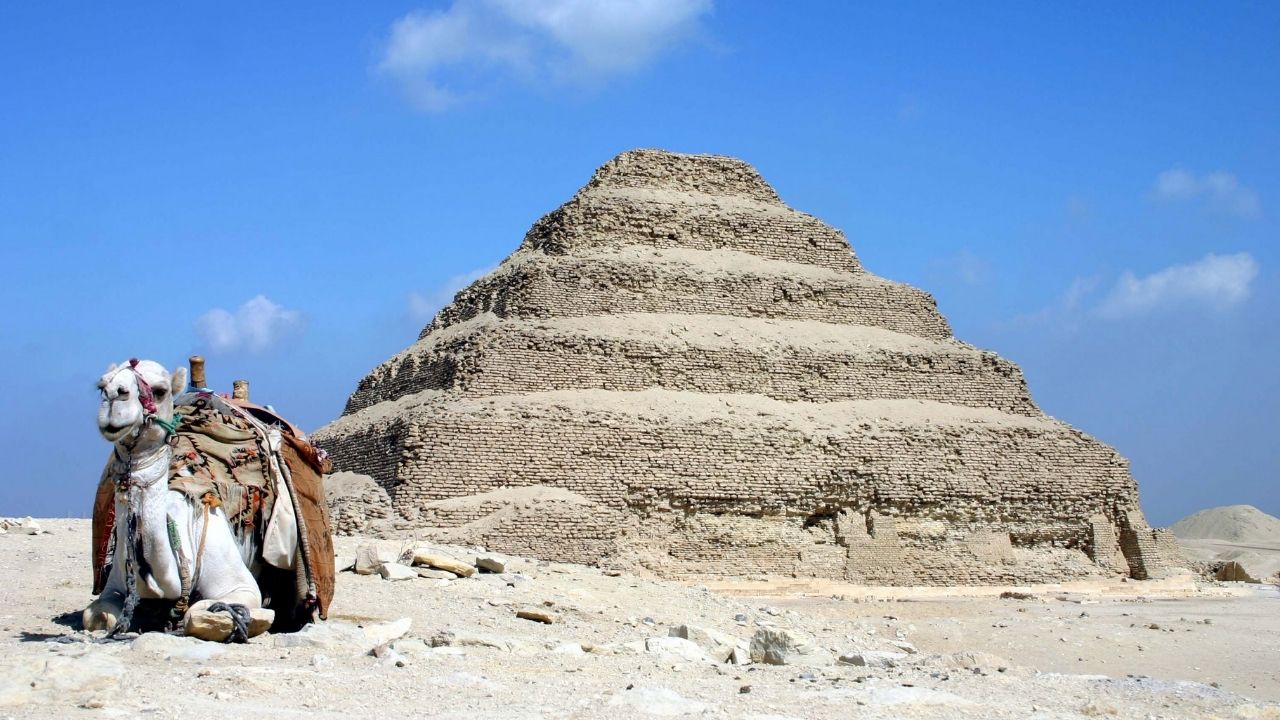 Modelo é investigada por sessão de fotos ‘indecente’ em Saqqara, no Egito