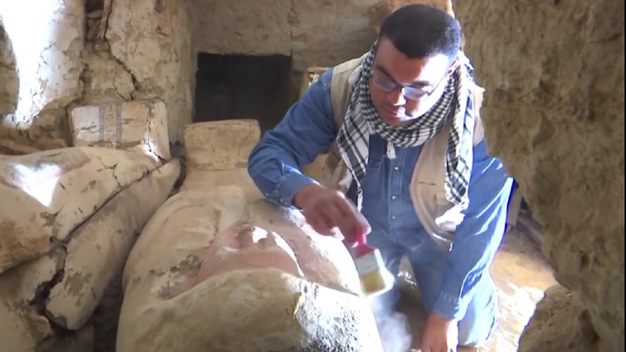 Caixões, templo e máscara fúnebre: Achados em Saqqara prometem “reescrever” a história do Egito Antigo