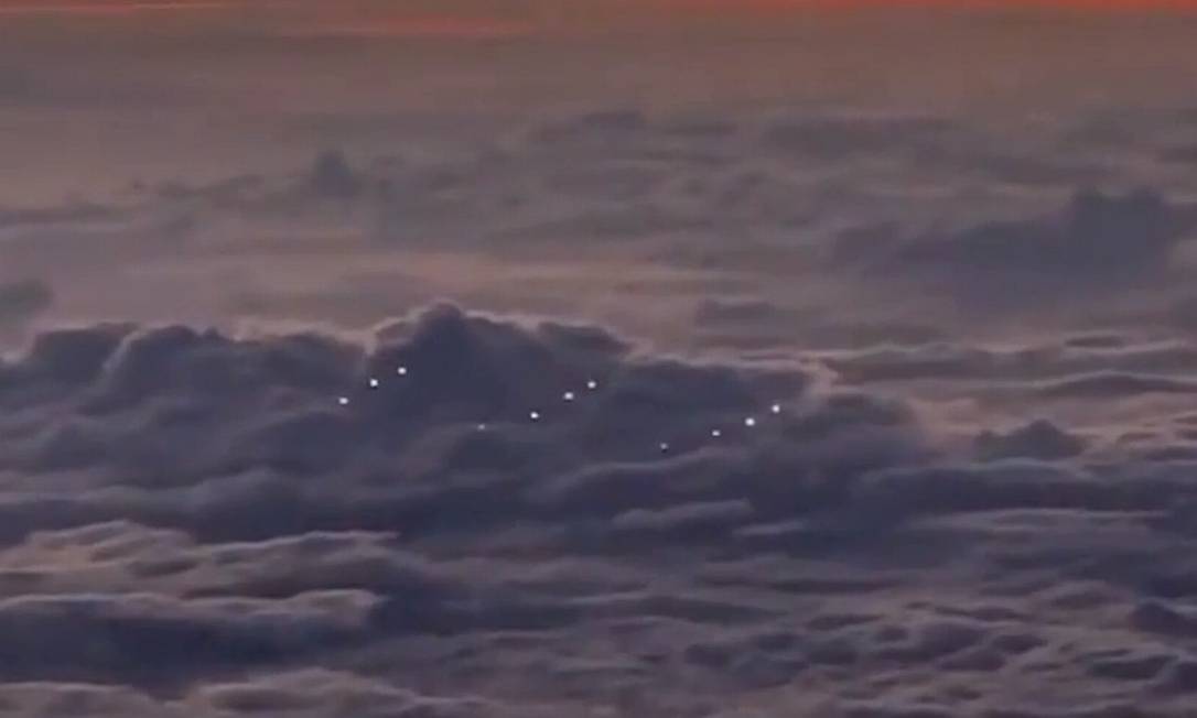 Vídeo: Piloto grava ‘frota de OVNIs’ no céu da Califórnia, EUA