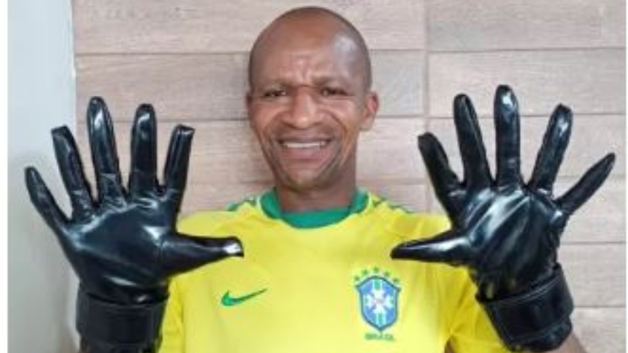Com a Copa, baiano de seis dedos é procurado por marcas