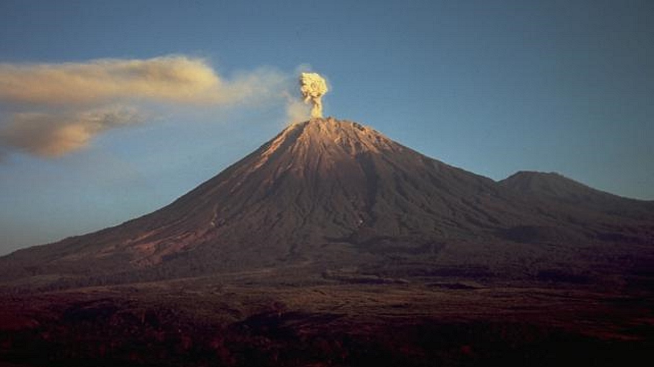 Erupção de vulcão faz Indonésia entrar em alerta máximo