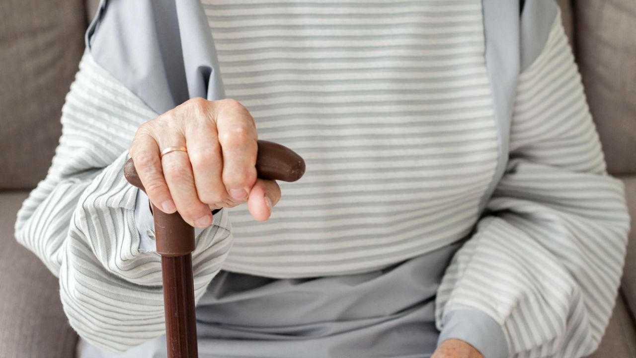 Mulher de 76 anos acusada de assassinar o marido irá a julgamento