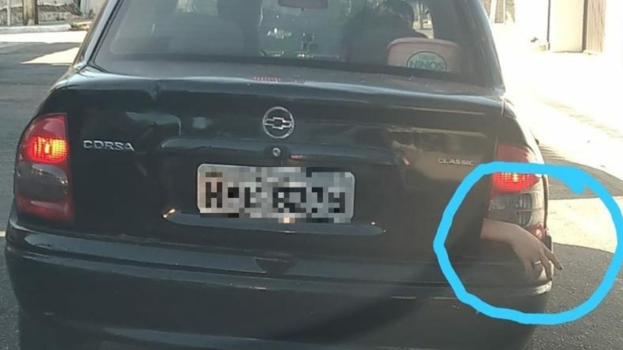 Jovem é resgatada de sequestro após colocar a mão para fora do porta-malas do carro