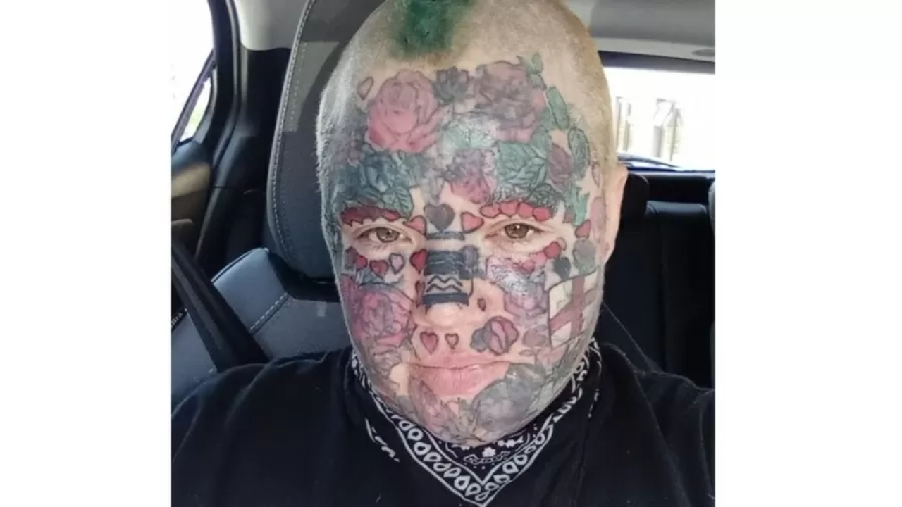 Mulher ‘viciada’ em tatuagens não consegue trabalhar e mostra como era seu rosto antes