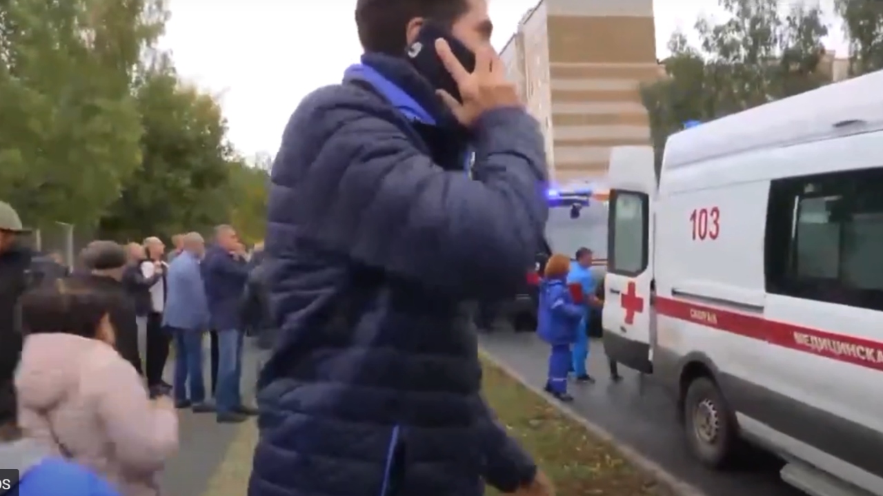 Com camiseta que destaca suástica, atirador mata 13 em escola na Rússia