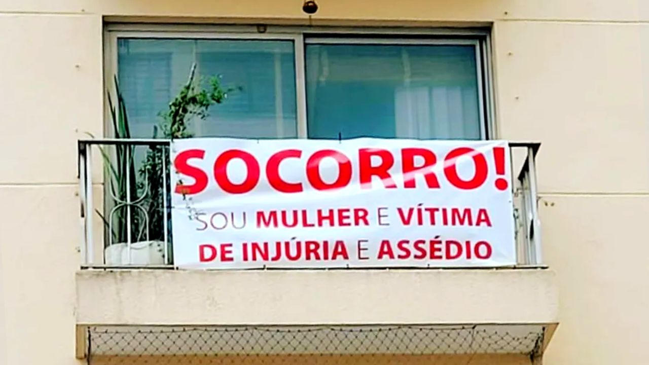 Mulher põe banner na sacada para denunciar assédio de vizinho em São Paulo