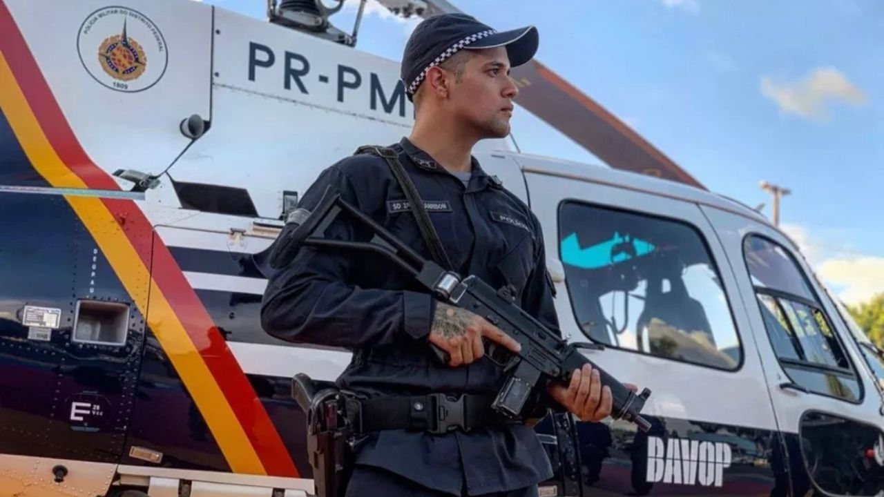 Soldado que sofreu ataques homofóbicos por postar foto beijando companheiro processa militares