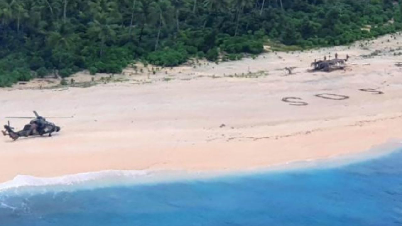 Marinheiros escrevem sinal de SOS e são resgatados em ilha no Pacífico