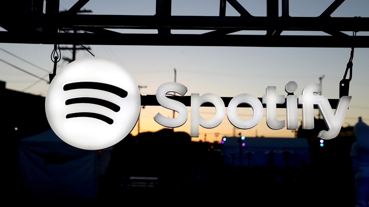 Spotify se pronuncia após criticas por conteúdo falso sobre covid-19
