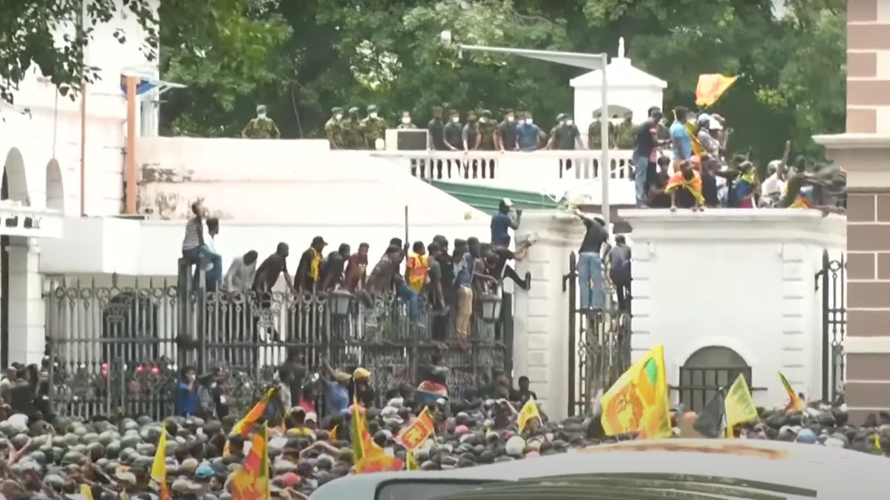 Após invadirem palácio, manifestantes do Sri Lanka querem renúncia presidencial