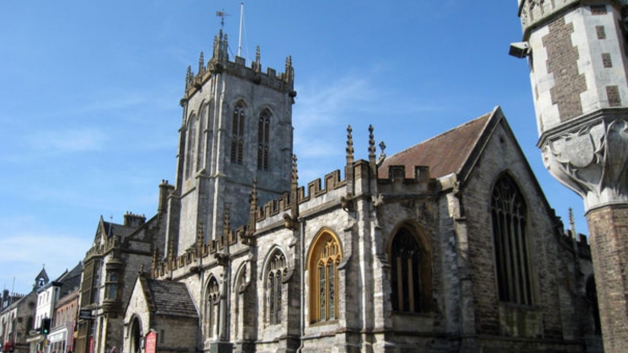 Igreja na Inglaterra cobre placa que homenageava traficante de escravos