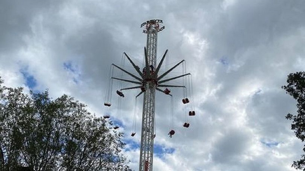 Visitantes ficam presos por 2 horas em brinquedo de parque de diversões