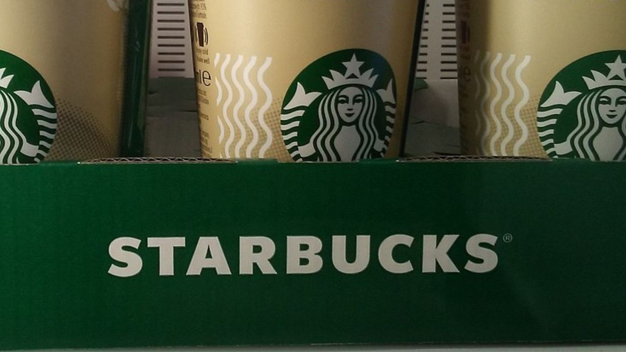 EUA: Após sofrer queimaduras graves causadas por um chá, homem decide processar Starbucks