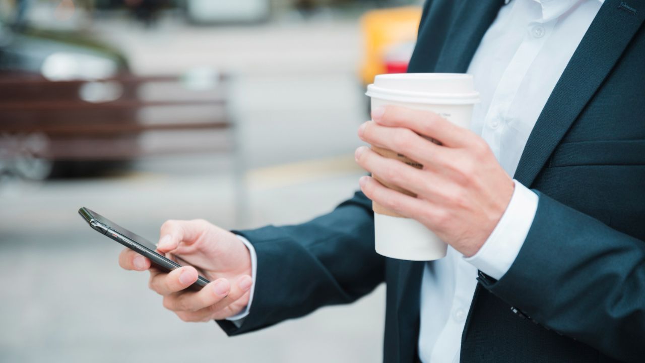 Após confusão, homem paga mais de 4 mil dólares por pedido no Starbucks