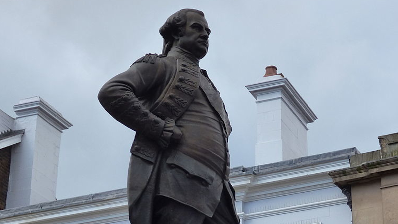 Conselho da Inglaterra ignora petições e mantém estátua de governador considerado racista