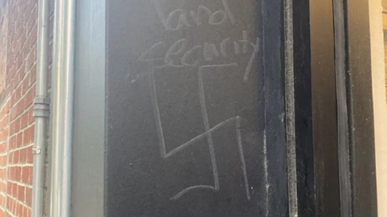 Delicatessen judaica é vandalizada com suástica após apoio a Israel