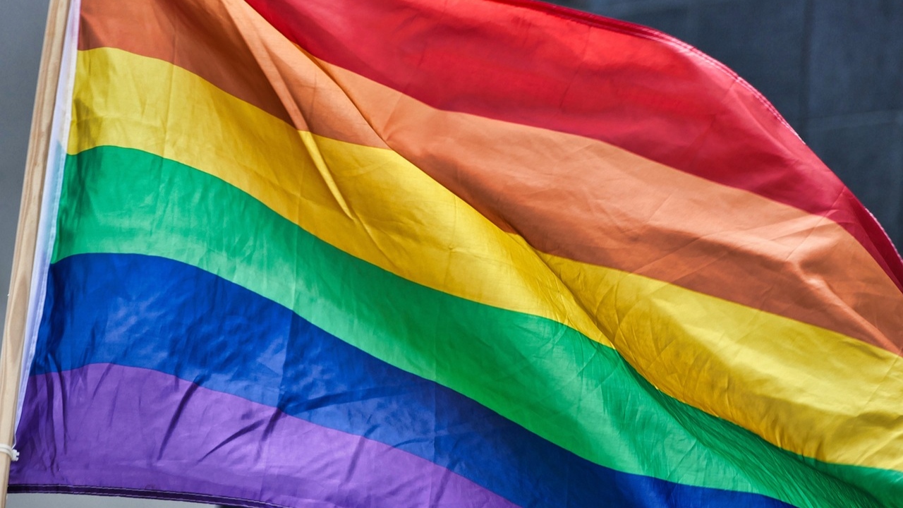 Governo da Suécia suspende tratamento para menores de idade trans