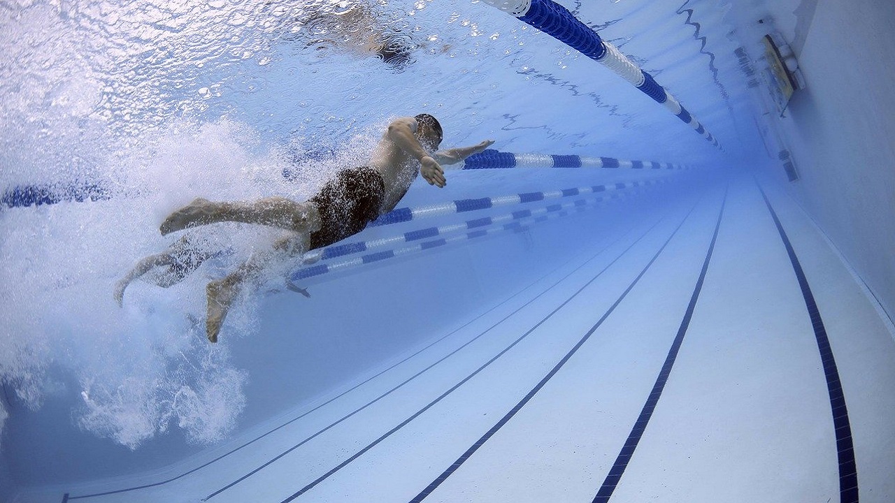 Homem se irrita com falta de distanciamento social e agride outra pessoa em piscina