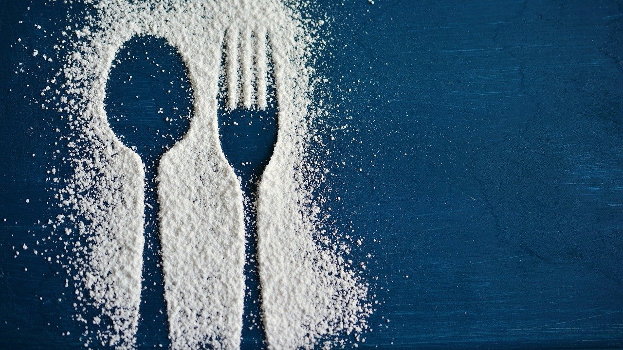 Pouco tempo atrás, as pessoas usavam as mãos para pegar a comida do prato