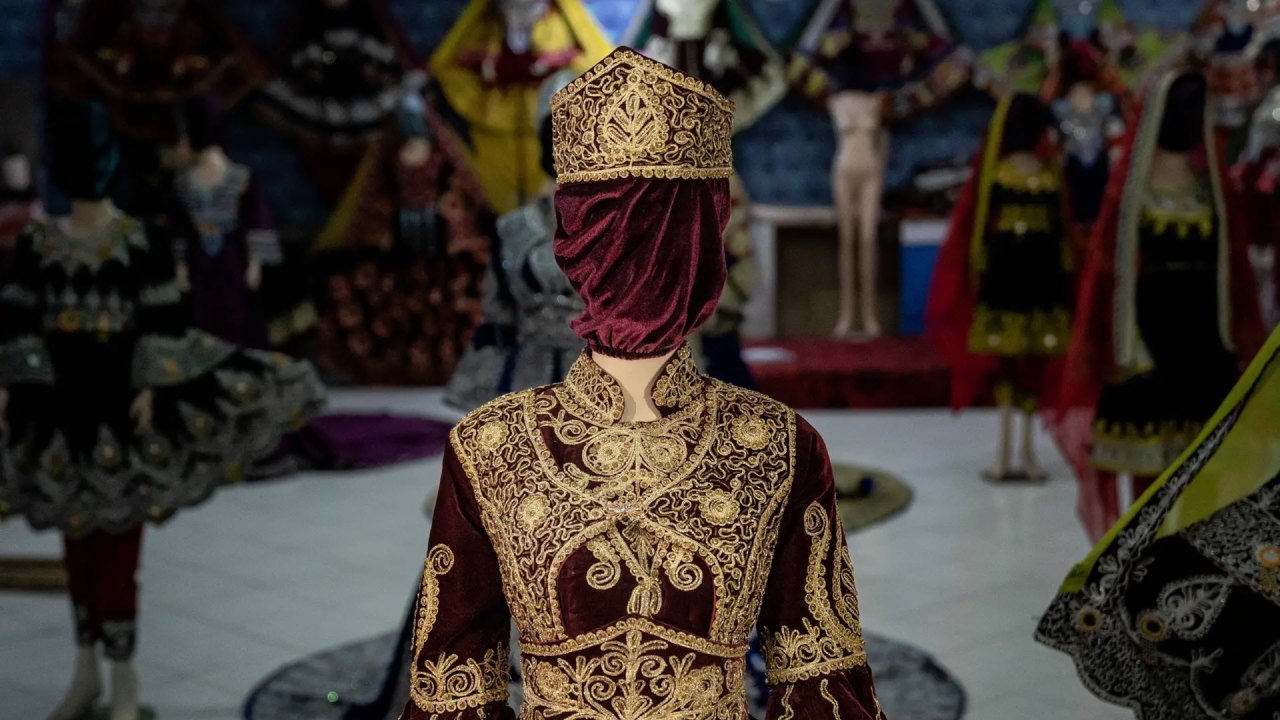 Talibã exige que cabeças de manequins sejam cobertas; veja fotos