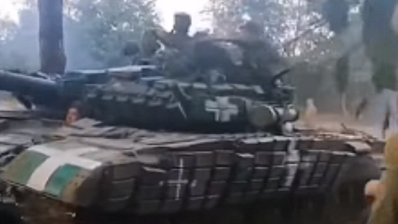 Russos dizem que ucranianos pintaram símbolo nazista em tanques de guerra