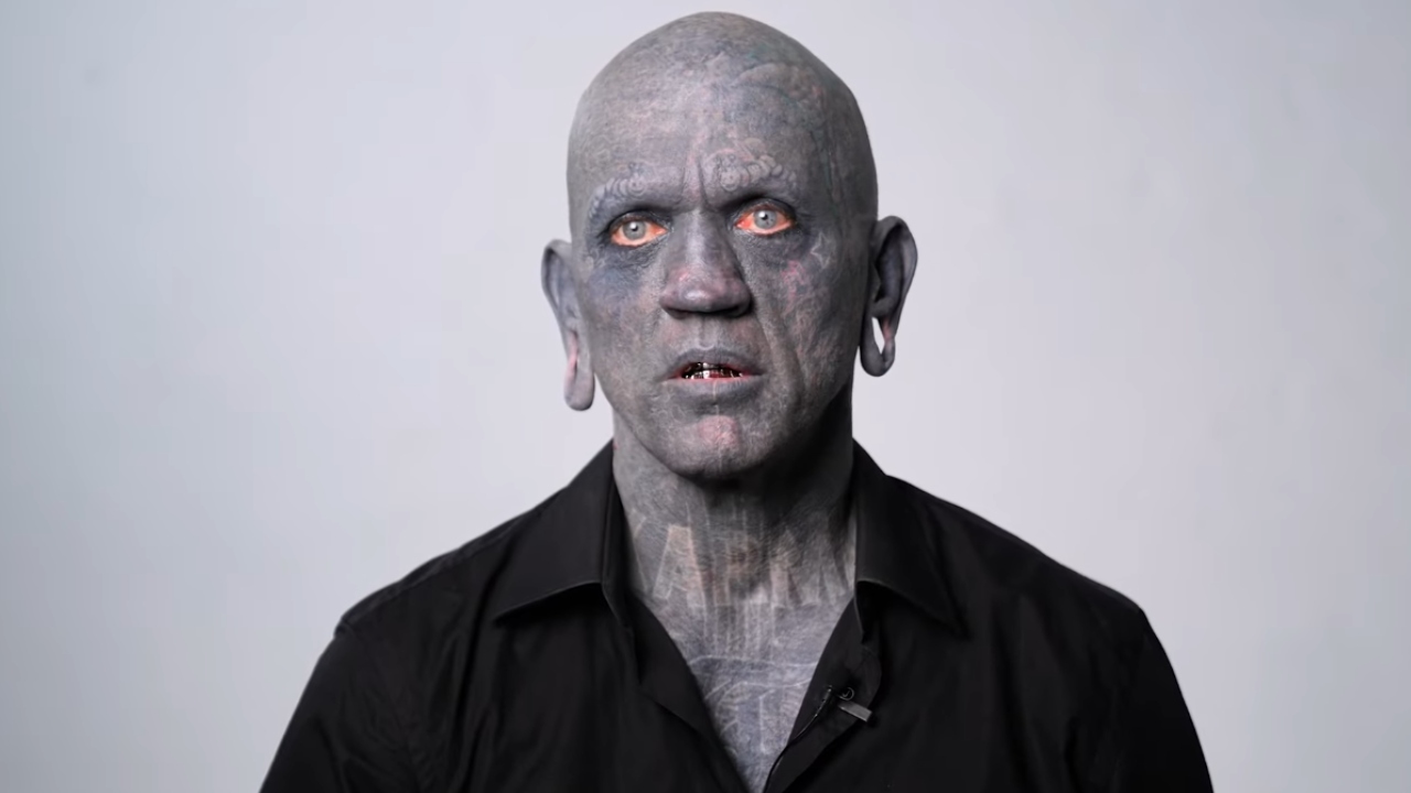 Homem mais tatuado do mundo troca circo por canteiro de obras
