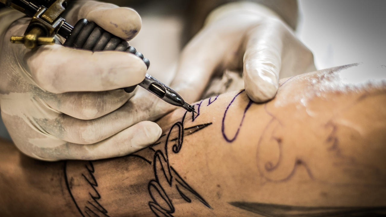 Homem tatua logo de hamburgueria para ganhar desafio inusitado