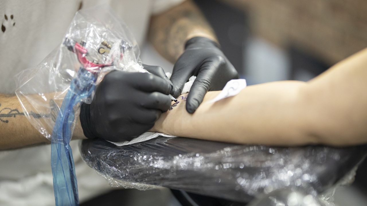 ‘Pior erro que cometi na vida’, diz artista preso após tatuar criança de 10 anos