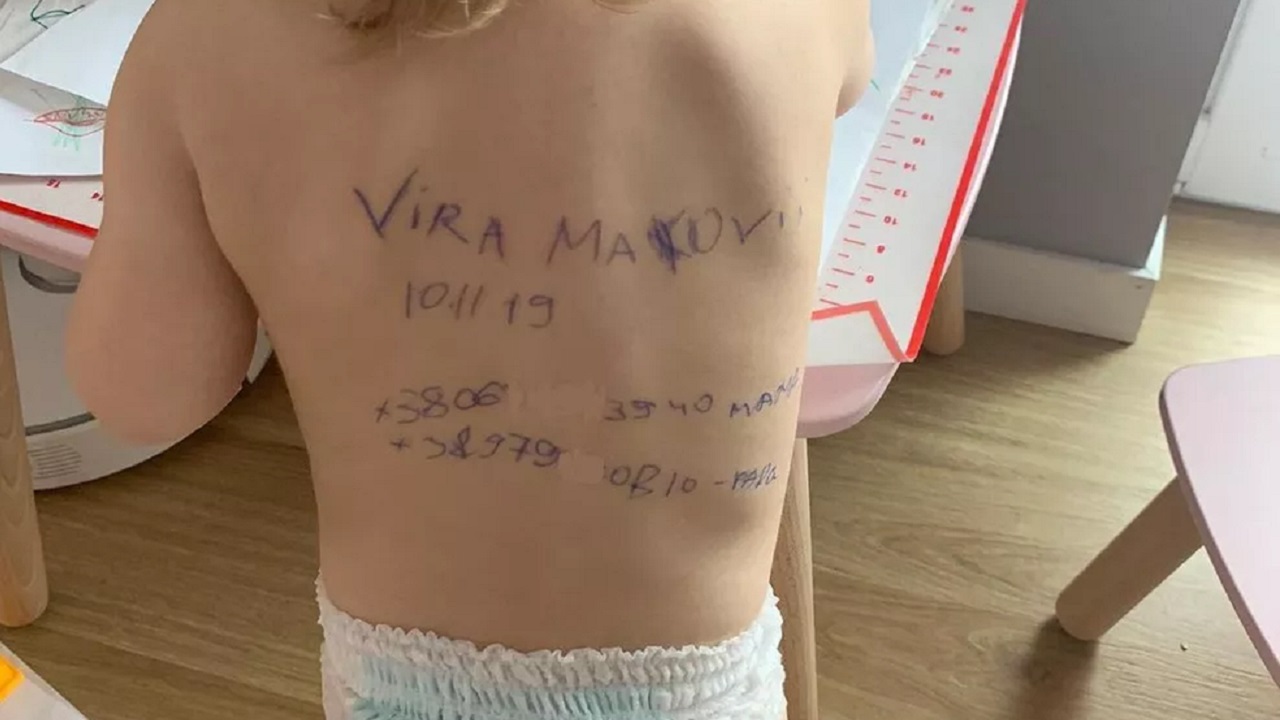 Por que uma mãe ucraniana escreveu nome e telefone nas costas da filha de 2 anos?