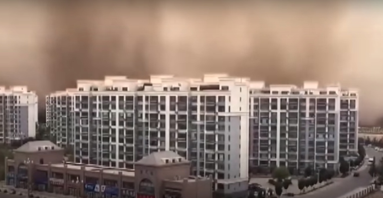 Vídeo: Tempestade de areia e poeira envolve cidade na China